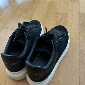 Sneakers Alexander McQueen  - Säljer mina äkta Alexander mcqueen skor, pris kan diskuteras. Nypris 5635kr säljer för 3500kr. 