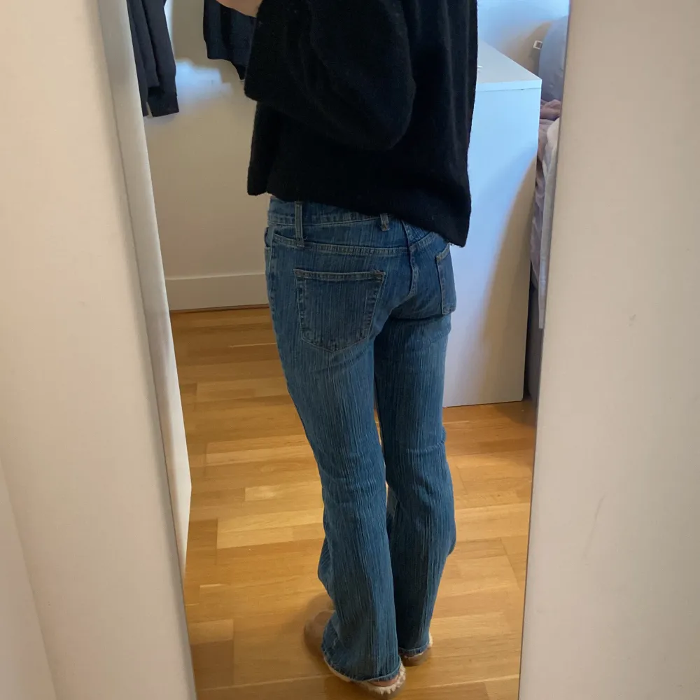 Snygga brandy bootcut low waist jeans i bra skick. Säljer för att de tyvärr är för stora. Randigt jeans material. Köpta för ca 500kr.. Jeans & Byxor.