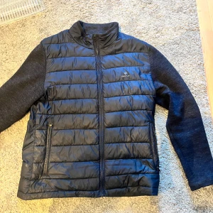 Gant jacka - Säljer min gant jacka då jag har slutat använda den. Bra höst jacka och den är i bra skick. Storleken är M och sitter bra på mig som 180. Brukar vanligtvis ha S men denna satt ändå rätt bra.
