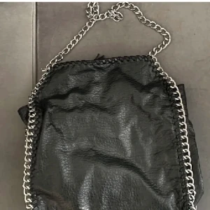 Väska tiamo - Superfin väska från märket ”tiamo” som tyvärr inte kommer till användning längre. Perfekt till skolan då man får plats med mycket grejer! Väskan är i bra skick, inga defekter eller skador. Lånade bilder och pris kan diskuteras 🌺🌺