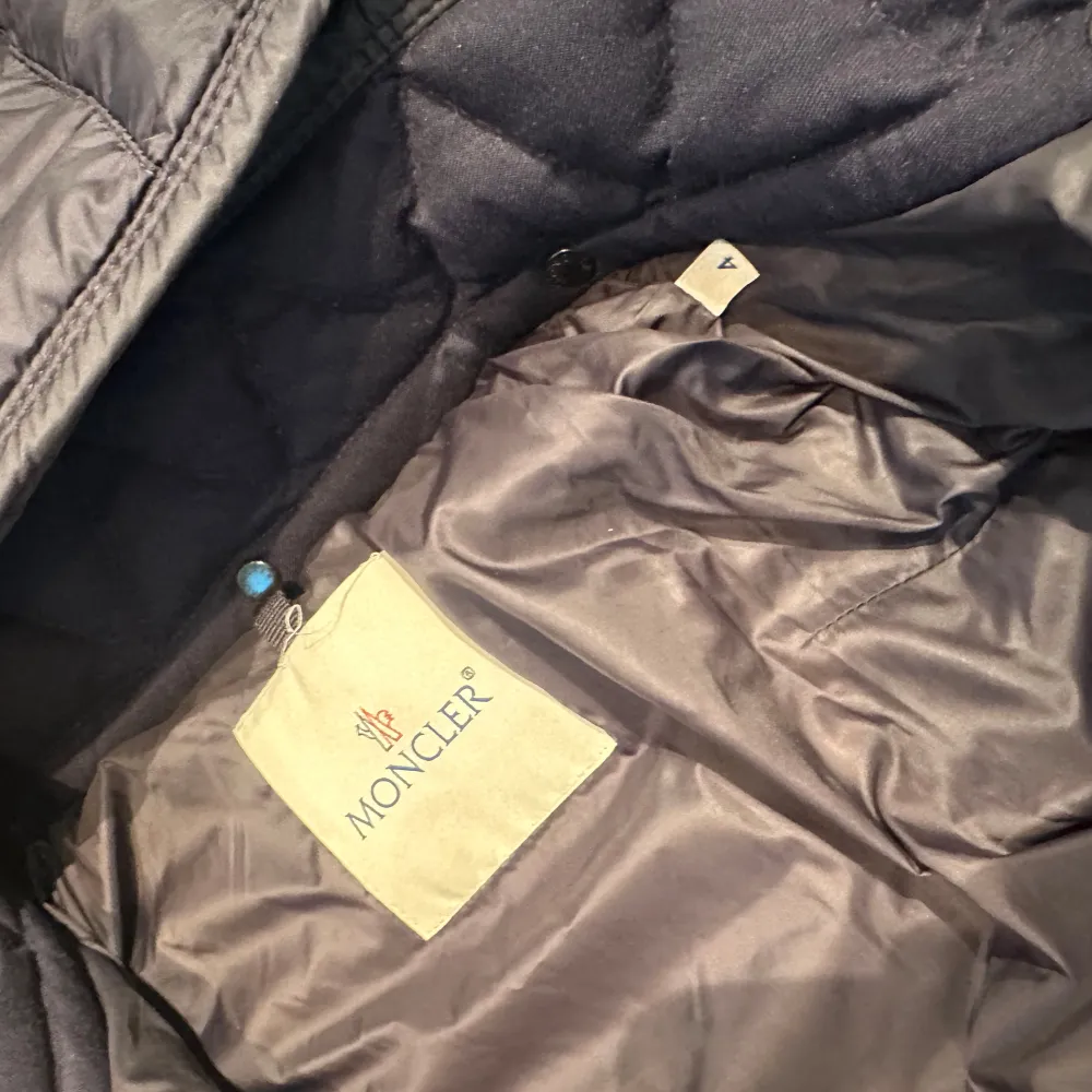 Moncler avrier guibotto. Storlek 4 motsvarar L/Xl. Super fint skick, förutom att en knapp fattas, inget som påverkar nått. Pris 6599kr . Jackor.