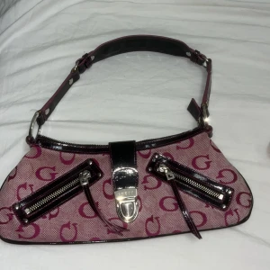 Guess väska - jätte bra sick, har användts fler gånger och är väldigt liten, SKRIV INNAN DU SKA KÖPA