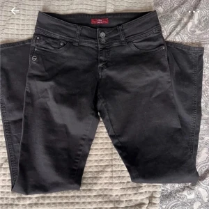 Lågmidjade jeans - Säljer mina svart lågmidjade jeans som är mer en Y2K Flare istället för bootcut men sitter ändå super bra och fint. Använda fåtal gånger och i bra skick💗Pris kan diskuteras💗