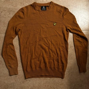 Lyle & Scott tröja - Tjena säljer en Lyle & Scott tröja som har blivit för liten på mig, den är i mycket bra kondition och använd bara ett fåtal gånger. Om ni har frågor komm pv!
