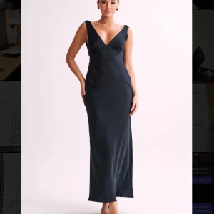 Meshki Nadia Dress - Storlek L Oanvänd, prislapp sitter fortfarande kvar.  Kan hämtas upp i lund, annars betalar köparen frakten