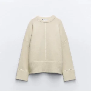 Zara stickad - Säljer en mysig stickad tröja från Zara. Den har slitsar på sidorna och är perfekt nu till hösten. Säljer då jag inte tycker den passar mig. 