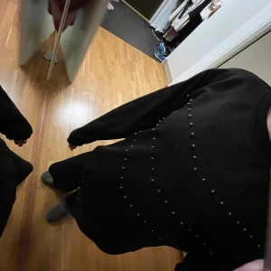 Tjocktröja  - Svart tjocktröja med svartglänsande detaljer i bra skick. Storlek s