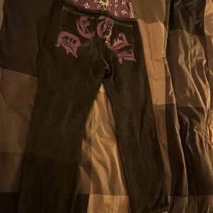 Lila jeans y2k - säljer jeans då jag inte använder de längre flr de är för små, de har inga skador eller fläckar, orginal pris ca 1000 