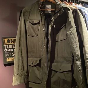 J.Lindeberg Overshirt - J.Lindeberg Overshirt i nyskick. Storlek Medium och passar mellan 180-187 cm.