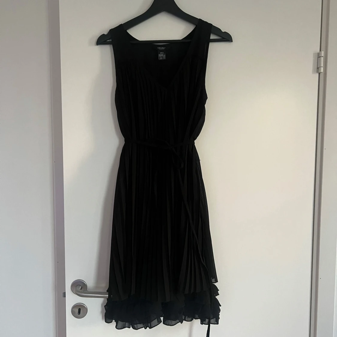 Svart klänning med volangdetaljer