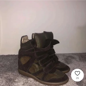 Bruna sneakers i mocka - Säljer ett par snygga bruna sneakers i mocka. De har en cool design med snörning och kardborreband för extra stil och passform. Skorna har en robust sula som ger bra grepp. Perfekta för höst och vår!