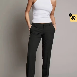 Kostymbyxor Bikbok - Vera kostymbyxor låg midjade, storlek 36. Aldrig användt säljer eftersom de passade inte mig alls. Köpt för 499 säljer för 350. Pris kan alltid diskuteras 💕 Frakt 50kr. 