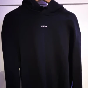 Hugo boss hoddie  - Storlek: XL ( känns som L )  Skick : bra skicka ( använd ett fåtal gånger )  Köpt: December 2023   