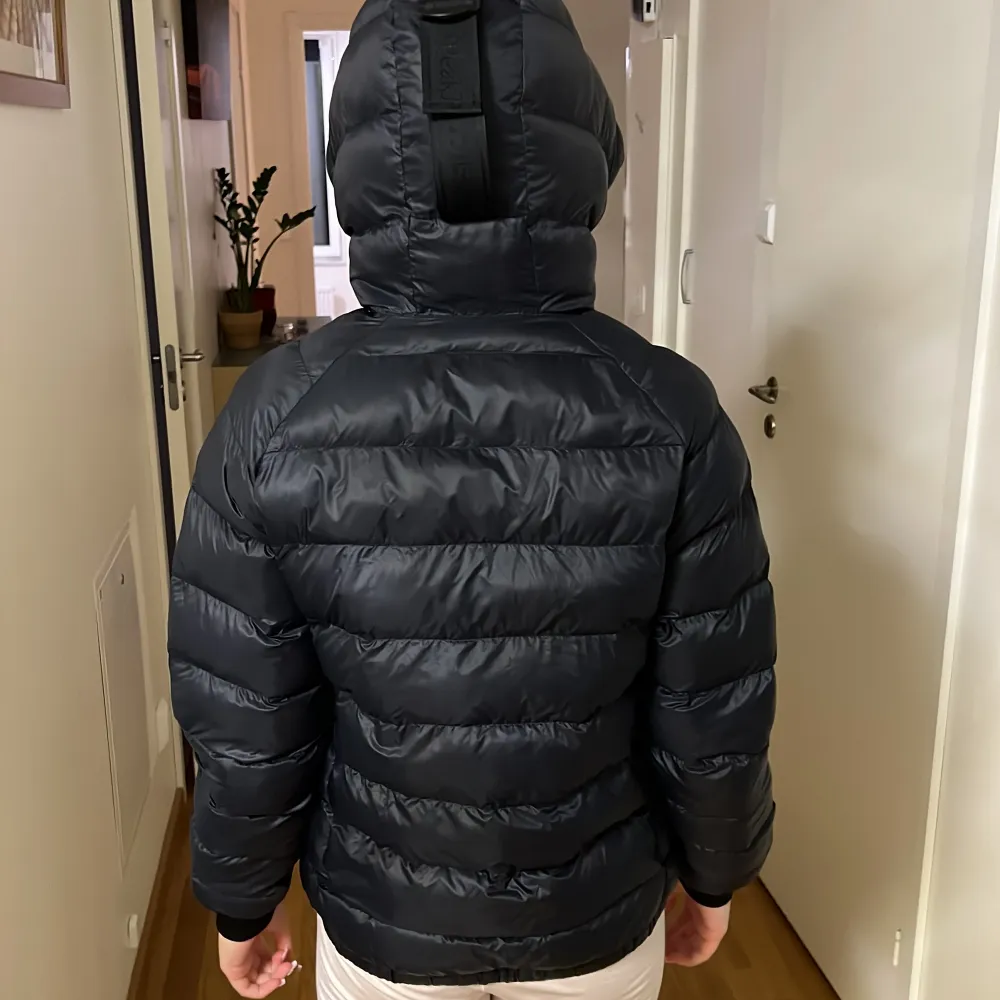 Säljer en helt oanvända peak jacka som jag fick i födelsedagspresent igår. Säljer då den är för liten för mig. Nypris 3200. Takit.