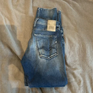 Replay anbass - Säljer dessa feta replay anbass jeans nästan helt nya och bara använda ett par gånger. Inga defekter skick:9/10 nypris:2200 mitt pris:699