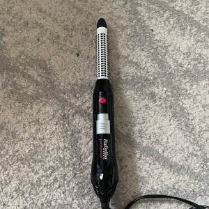 Värmeborste - Värmeborste från Babyliss Superfint skick🥰 Den har en sladd som är runt 2 m❣️