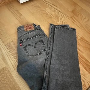 Levis 501 jeans  - Helt nya Levis 501 i grå färg. Storlek på sista bilden: w:24 L:30🌸. Kvitto finns! 