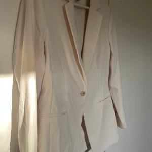 Blazer/kavaj - Äggskalsvit kavaj från HM. Blazer/ kavajen är i storlek 40 men sitter som en 36/S