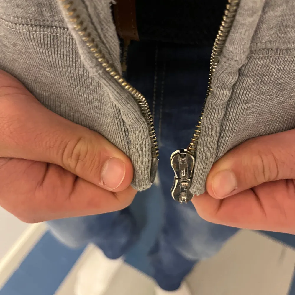 Säljer en riktigt fet burberry zip hoodie. Den har några defekter (syns på bilderna) men annars är den i bra skick. Hör av er vid frågor . Hoodies.