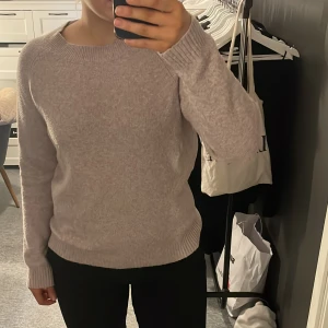 Stickad tröja  - Rosa stickad tröja från Vero Moda i Strl M. Använd få gånger så i ett väldigt fint skick. 