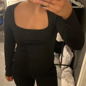 Svart topp  - Svart topp från Hm med urringning. Strl M. Aldrig använd. 