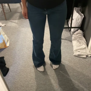 Mörkblåa bootcut jeans  - Mörka blåa bootcut jeans från Hm i Strl 40. Hög midja. Använda få gånger(som nya). 