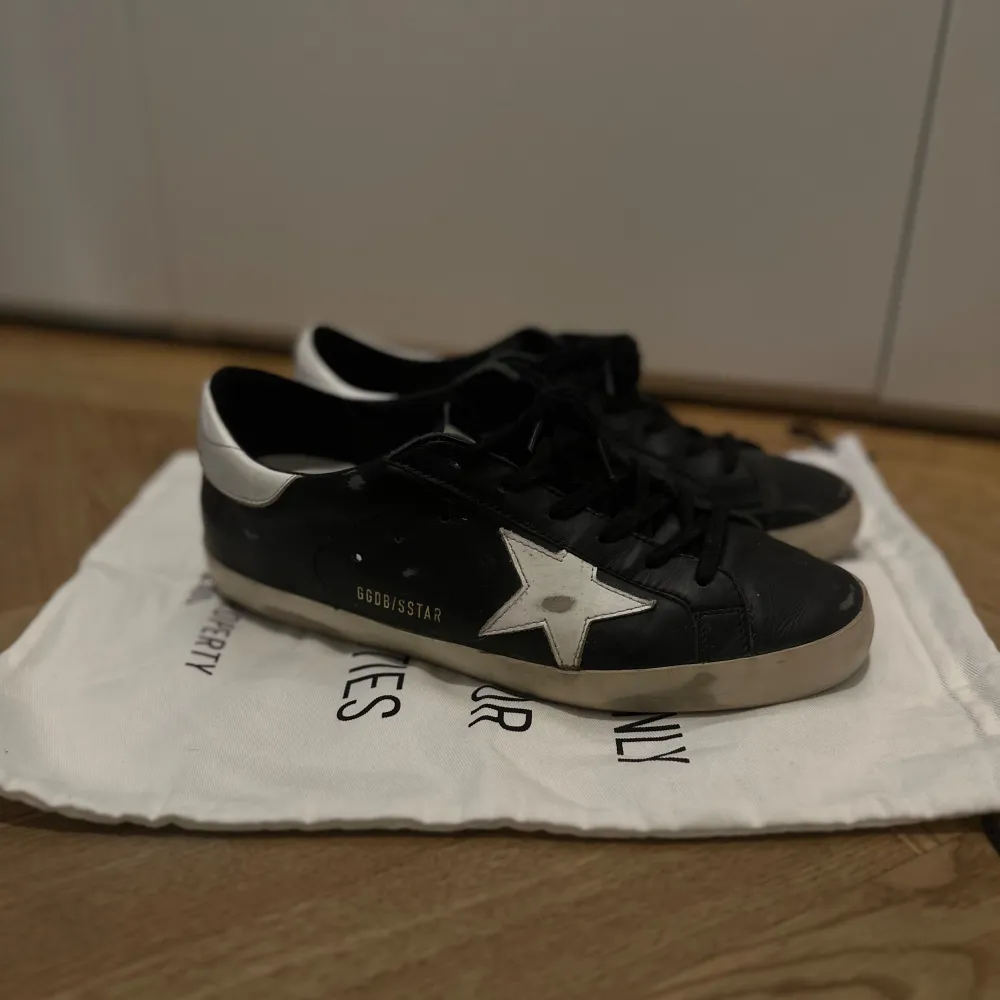 Nu säljer jag ett par Golden Goose skor i storlek 40 i toppen skick 8,5/10. Tar även emot byten. Tveka inte på att höra av er för fler frågor eller liknande. Kengät.