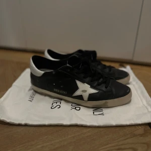 Golden goose - Nu säljer jag ett par Golden Goose skor i storlek 40 i toppen skick 8,5/10. Tar även emot byten. Tveka inte på att höra av er för fler frågor eller liknande