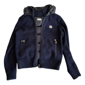 Moncler Cardigan  - Säljer nu denna riktigt feta Moncler cardigan som är 10/10 utan några defekter. Denna modell finns inte o köpa längre och är Storlek M, säljer denna för 4499. Skriv gärna vid funderingar eller annat!!