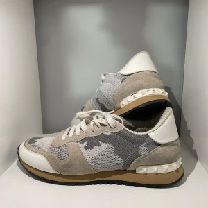 Valentino Rockrunners - Säljer dessa riktigt feta och eftertraktade || Valentino Rockrunners || Skorna är i storlek 39 och är i riktigt bra skick!!! 👍👍👍🤙