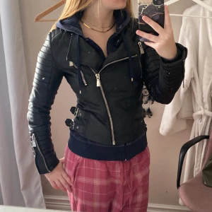 Skinnjacka  - Snygg skinnjacka. Fint skick! Sparsamt använd. Storlek 36 💕
