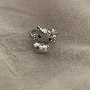 Hello Kitty ring - Gullig hello Kitty ring, vet inte storleken säkert men känns som en 19💕