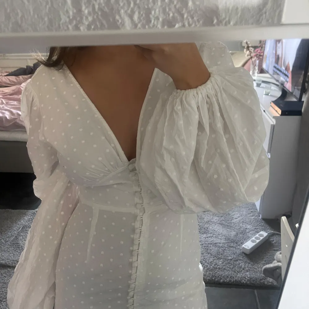 ”Florence dress” klänning från adoore i storlek 36, med prickigt mönster, passar xs/s☺️ helt i nyskick och endast använd en gång. Passar perfekt till studenten. Finns inte längre på hemsidan och kostar nypris 1500kr. Klänningar.