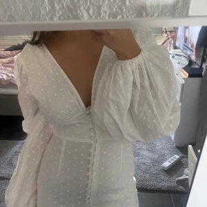 Vit adoore klänning - ”Florence dress” klänning från adoore i storlek 36, med prickigt mönster, passar xs/s☺️ helt i nyskick och endast använd en gång. Passar perfekt till studenten. Finns inte längre på hemsidan och kostar nypris 1500kr