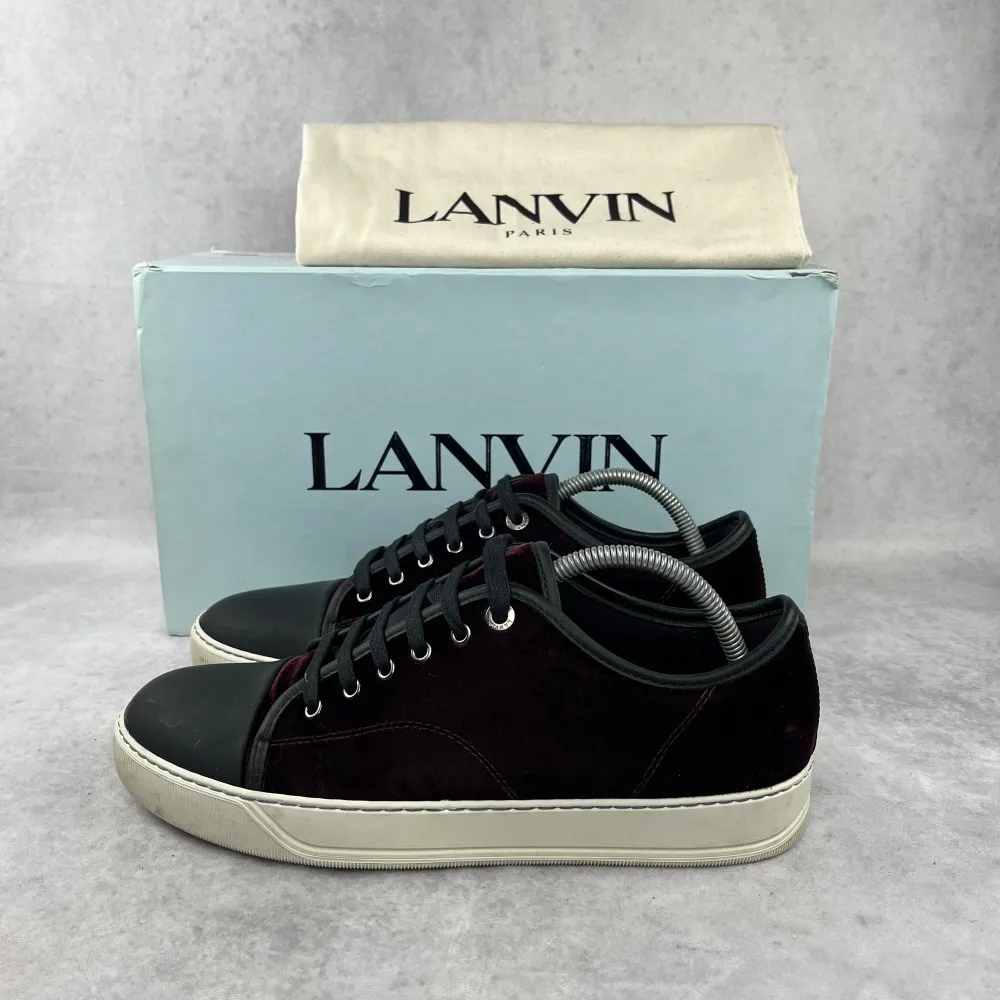 Lanvin captoe sneaker  –  Skick: 9/10  –  Storlek: 41UK7 & 39/UK5  –  Tillbehör: Dustbag  –  Nypris: 5200 kr  Denna modell är stor i storlek och vi rekommenderar att gå ner en storlek. Skor.