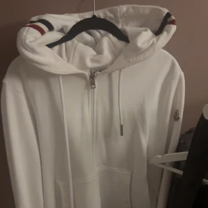 Moncler zip hoodie - Hejsan! Säljer nu min fina vita Moncler zip hoodie i storlek S (passar även liten M), fint skick så väldigt prisvärd, kan mötas upp i Kungsbacka eller skickas!  BIN 1.650
