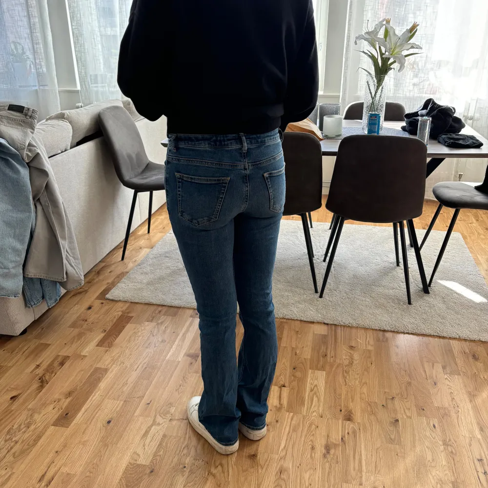 Blå bootcut jeans i jätte fint skick!! . Jeans & Byxor.