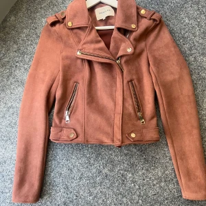 Jättefin höst jacka River Island storlek 34 - Jättefin höst jacka frän River Island  Storlek 34 (UK 6)  Sparsamt anänd, mocka aktigt material  Kommer fran ett djurfritt och rökfritt hem