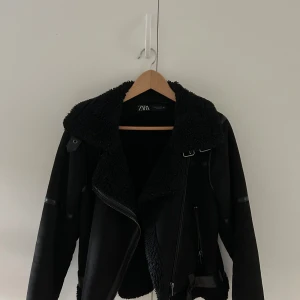 Teddy jacka  - Jackan är i bra skick, och går ej att köpa på zaras hemsida längre.