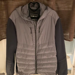 Grå hybridjacka från Sail Racing - Säljer nu min Sail racing hybrid jacka eftersom jag inte använder den alls längre och den har inte blivit använd många gånger alls. Nypris 2800. Mitt pris 800, kan diskuteras. Hör av er vid minsta fråga!