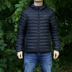 Svart puffjacka  - Fin puffjacka. Perfekt till hösten. Modellen är 182cm