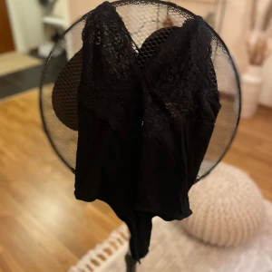 Svart fest body  - Snygg svart festbody som du knyter bakom naken.