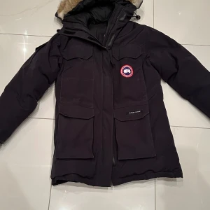 Canada goose expedition parka - Hej, säljer min superfina canada goose jacka som är knappt använd, köpte den helt ny hösten 2021, kvitto finns, skriv för fler bilder!