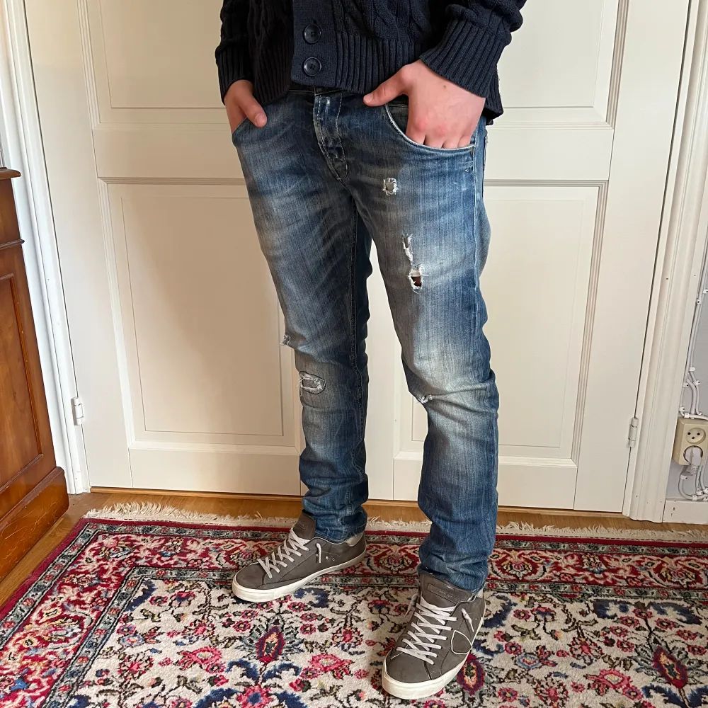 Dondup Jeans | Bra skick | Storlek 30/33 | Pris - 899kr | Nypris 3600kr | Modellen är ca 177cm lång | Fraktar via PostNord eller Instabox på köparens bekostnad | Hör av dig vid minsta fråga eller fundering!!. Jeans & Byxor.