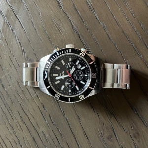 Gul 5230 - Fin gul klocka då den bara behöver byta batterier, pris kan diskuteras