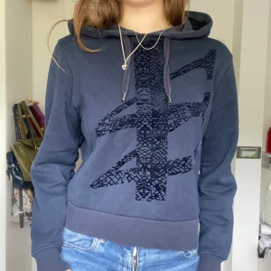 Marinblå hoodie - Fin marinblå hoodie från carin Wester med logga framtill i sammet.