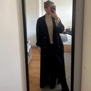 Svart trenchcoat  - Säljer min svarta trenchcoat från boohoo i helt nyskick. Säljs pågrund av att den är för lång för mig💗
