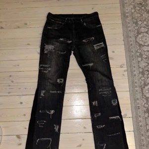 Wrangler Jeans Distressed - Distressed, lite stretchiga, väldigt sköna men ganska tighta. Skriv vid fler frågor elr bilder! 