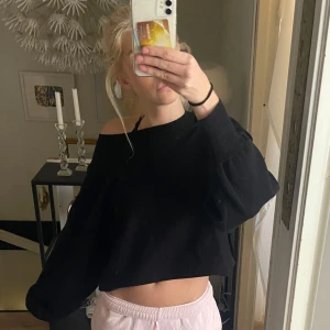 NAKD Tröja - Tröjan är knappt använd och väldigt mysig, nu när det börjar bli kallt ute är den otroligt skön att ha på sig ute och på skolan ❤️ 