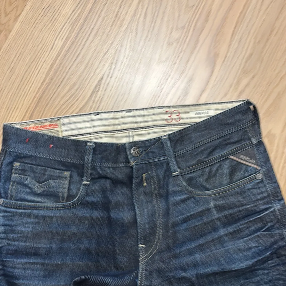 Replay anbass jeans 👖 | storlek 33W sitter riktigt bra på mig som är 179 cm| kondition:  8/10  | nypris : 1500 kr | färg mörk blå  |. Jeans & Byxor.